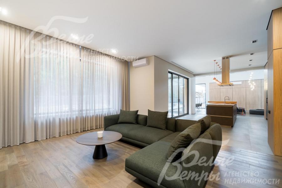 Гостиная с панорамным остеклением и видом на лес