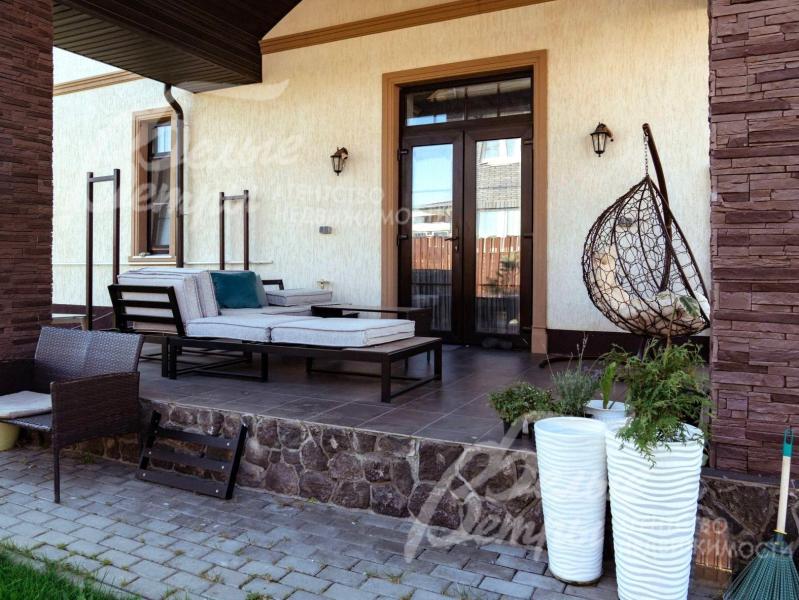 Крытая терраса с зоной отдыха