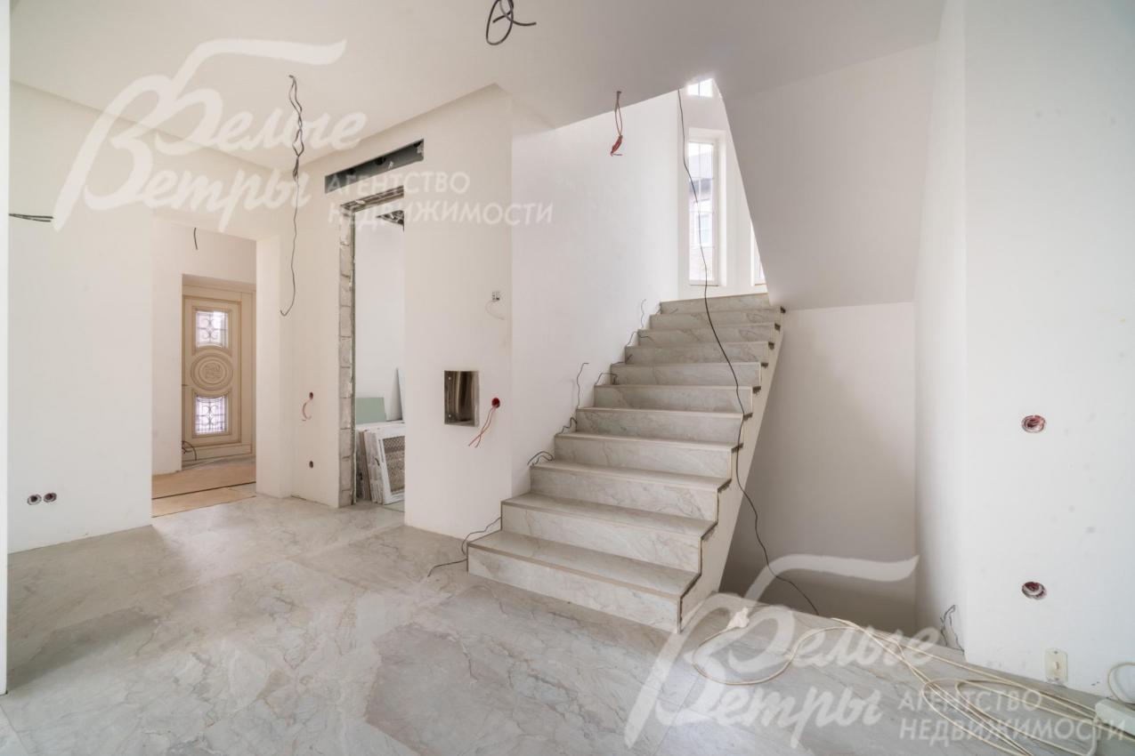 На цокольный и второй этаж ведёт монолитная бетонная лестница