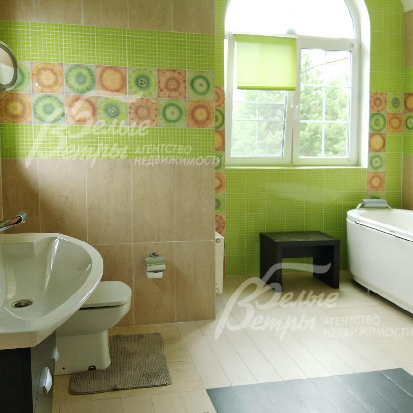 Санузел с ванной в мастер-спальне