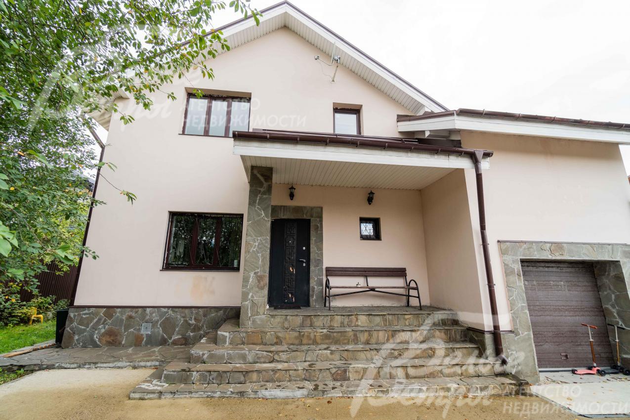 Отделка комбинированная: штукатурка, цоколь - дикий камень