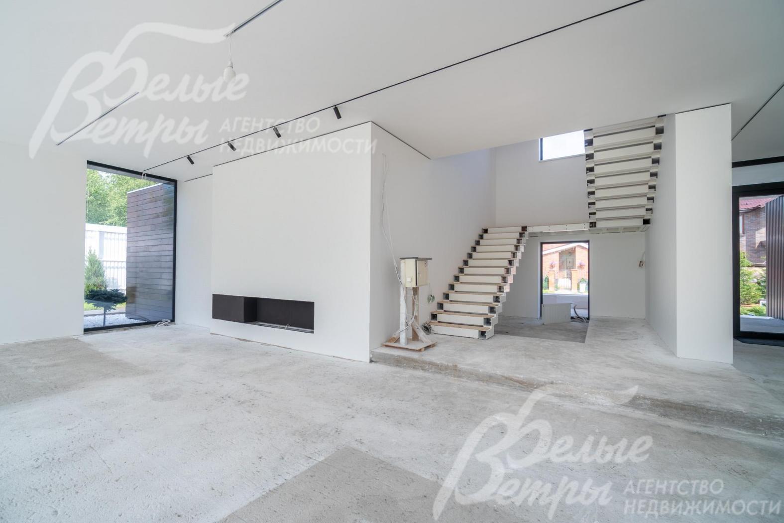 Холл первого этажа. Установлен биокамин (слева у окна)