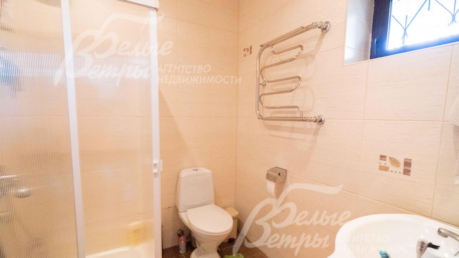 Санузел с душем на первом этаже 4 кв.м