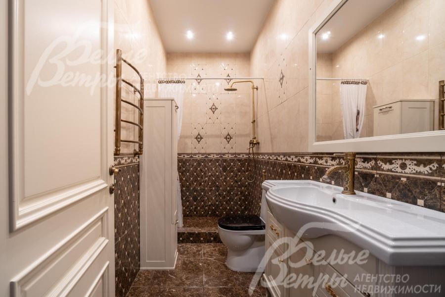 В санузлах уложена коллекционная плитка в классическом стиле (производство Испания и Италия), полы - тёплые