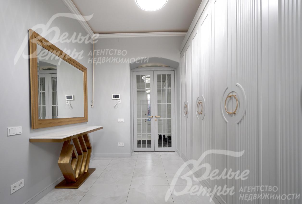 В прихожей - встроенная система хранения. Установлена широкая входная стальная дверь с терморазрывом и стеклопакетом 