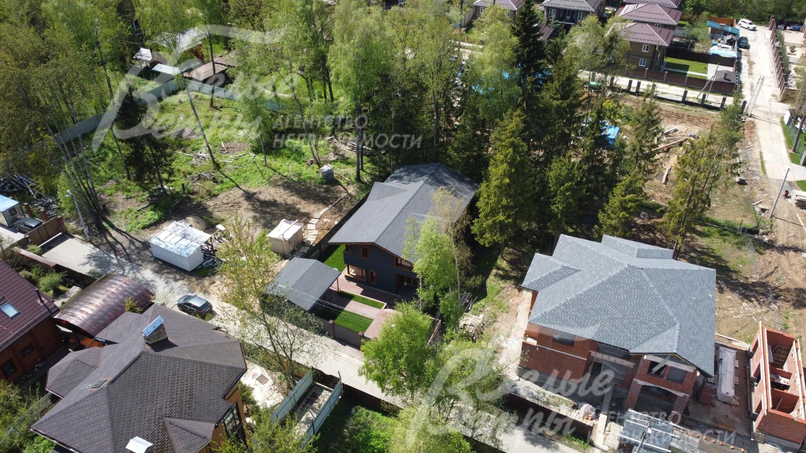 Стародачный коттеджный поселок в окружении леса