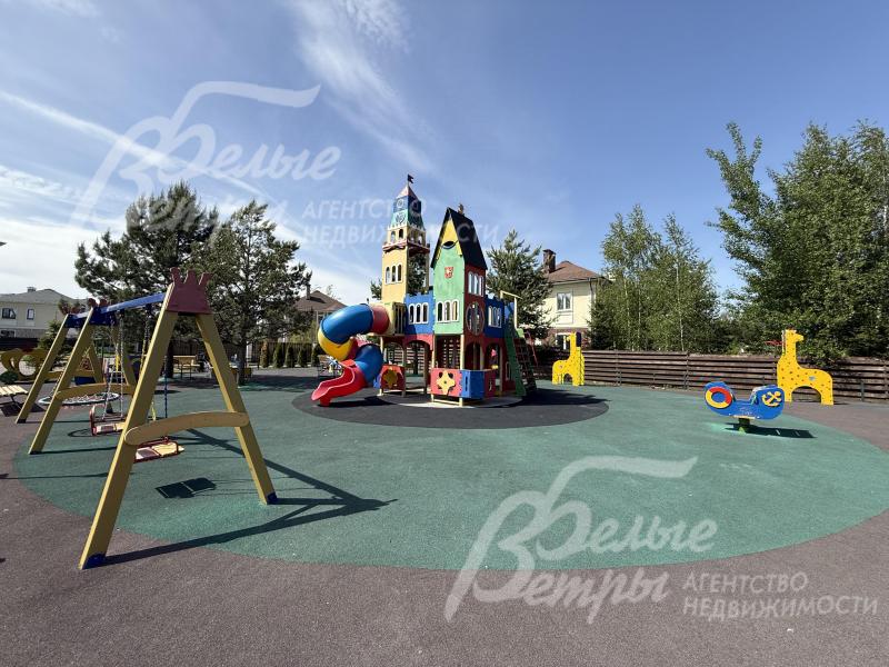 Площадка детского парка с качелями и игровым городком
