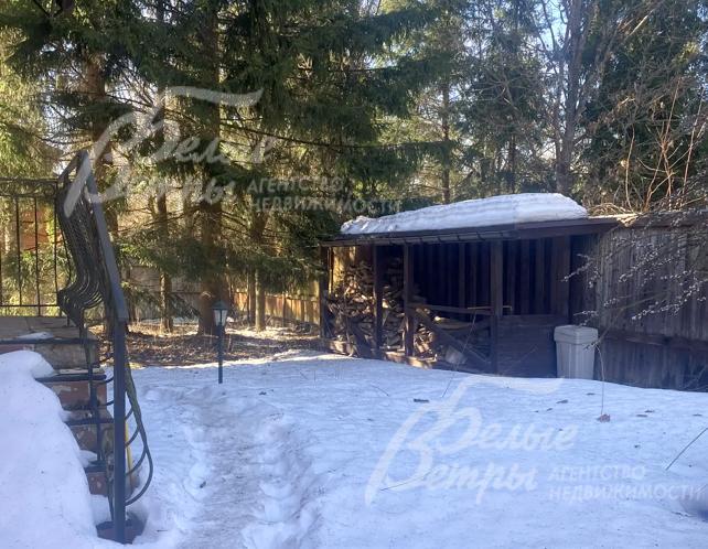 Сосны на участке не только украшают территорию, но и обеспечивают естественную защиту от ветра, приватность, а также создают особый микроклимат