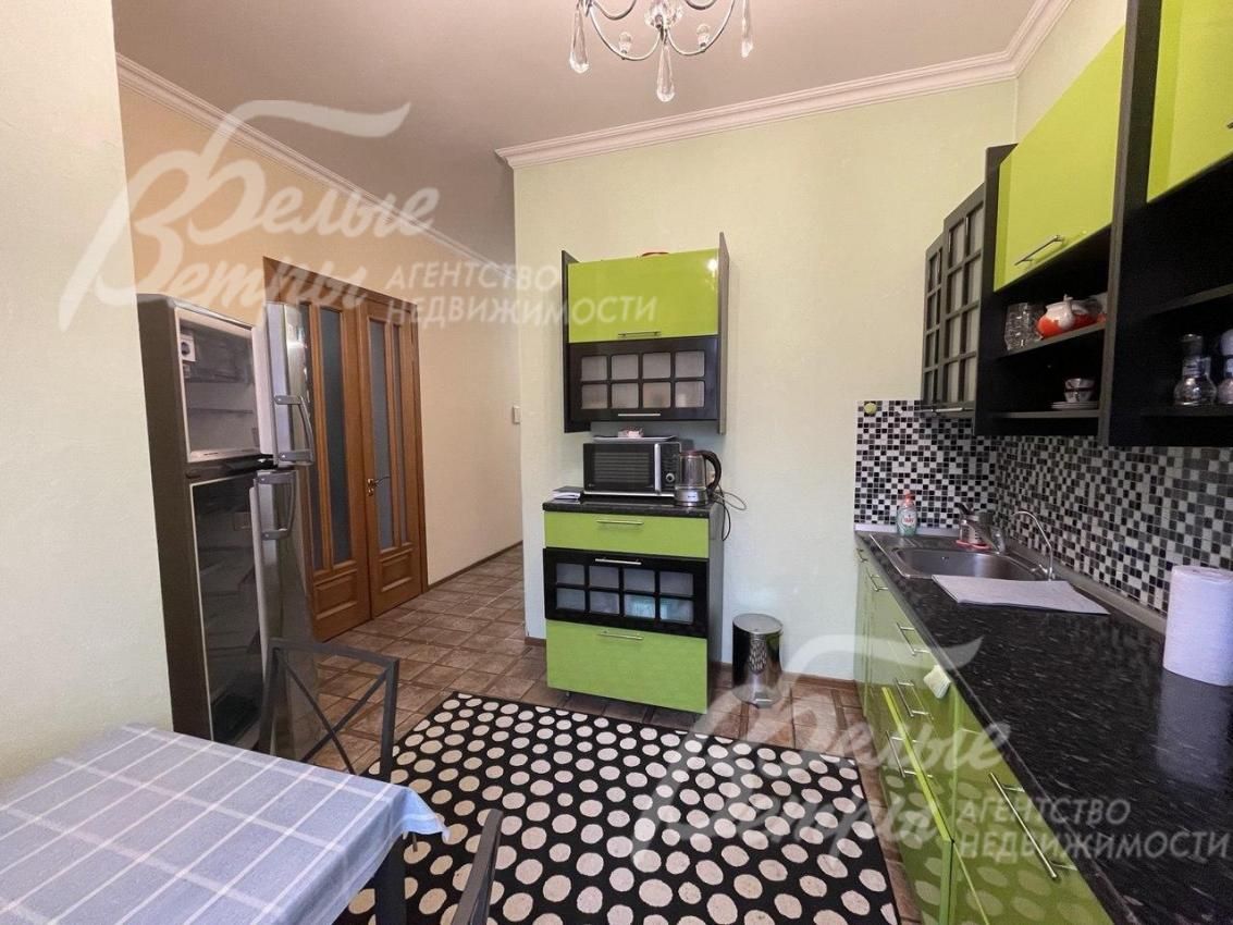 Кухня со всей необходимой встроенной техникой. 