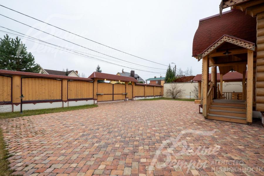 Перед домом – большая парковочная площадка, выложенная брусчаткой, имитирующей натуральный камень, на бетонном основании