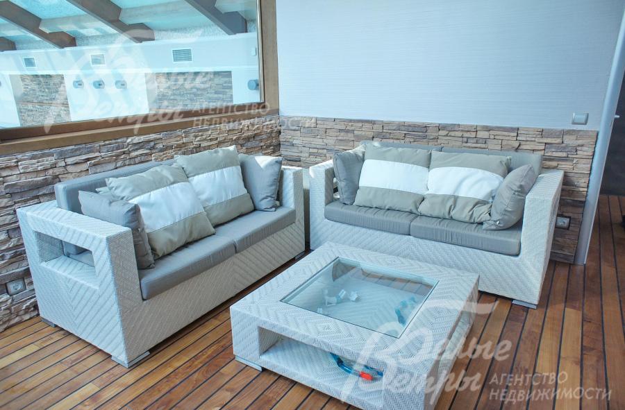 Зона отдыха с выходом в бассейн