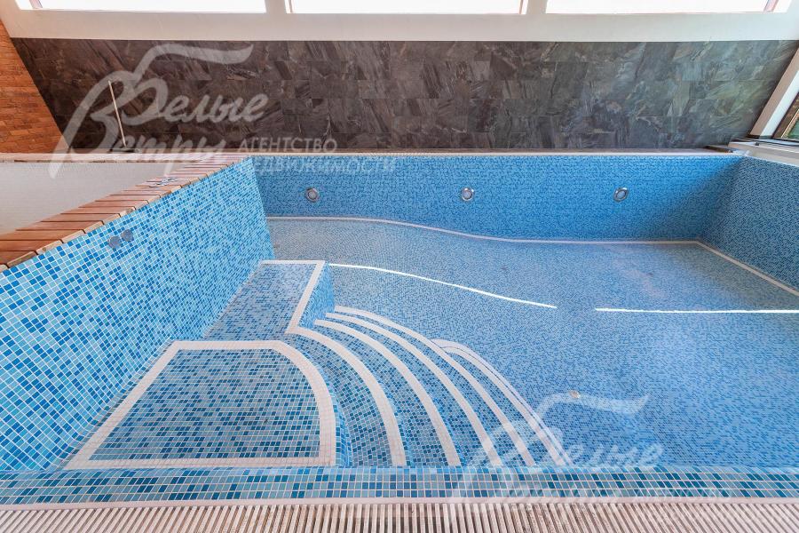 Удобный римский вход в бассейн