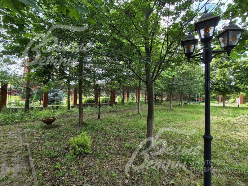 На участке плодовый сад.