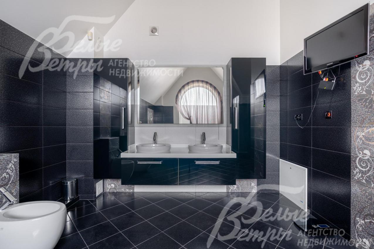 В санузел установлена сантехника марки LAUREN (коллекция ALESSI)