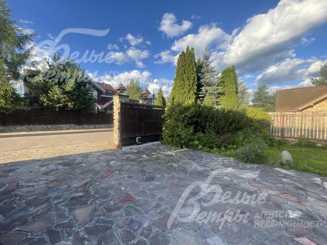 Автоматические ворота при въезде на участок