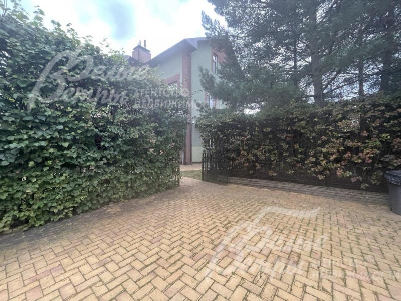 Перед таунхаусом открытая парковка на 4 авто.