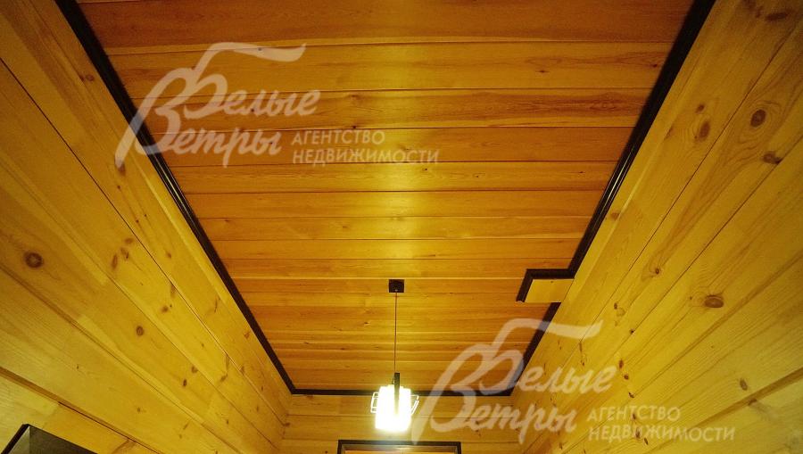 Потолки отделаны ангарской сосной