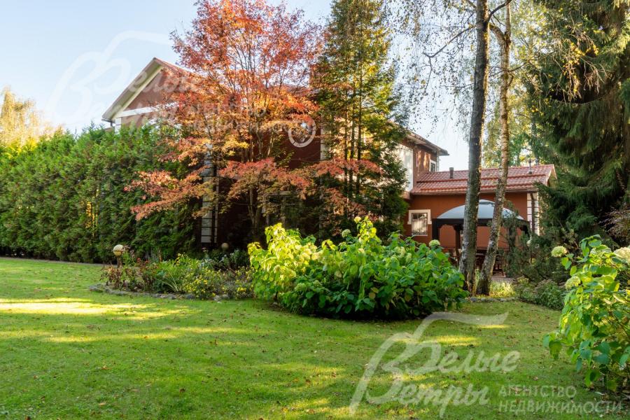 На участке высажены вековые деревья: ели, голубые ели, дуб, березы, клены, орешник, сирень, липы, туи, декоративные растения, кустарники и цветы