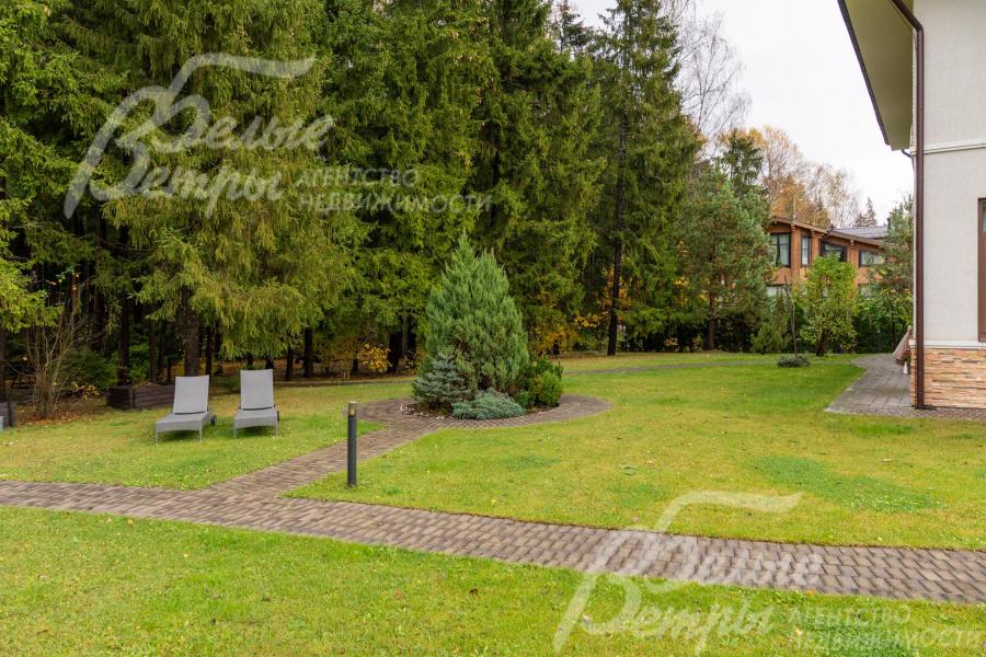 Создана художественная подсветка дома и участка, эффектно подчёркивающая архитектурные и растительные элементы в вечернее время