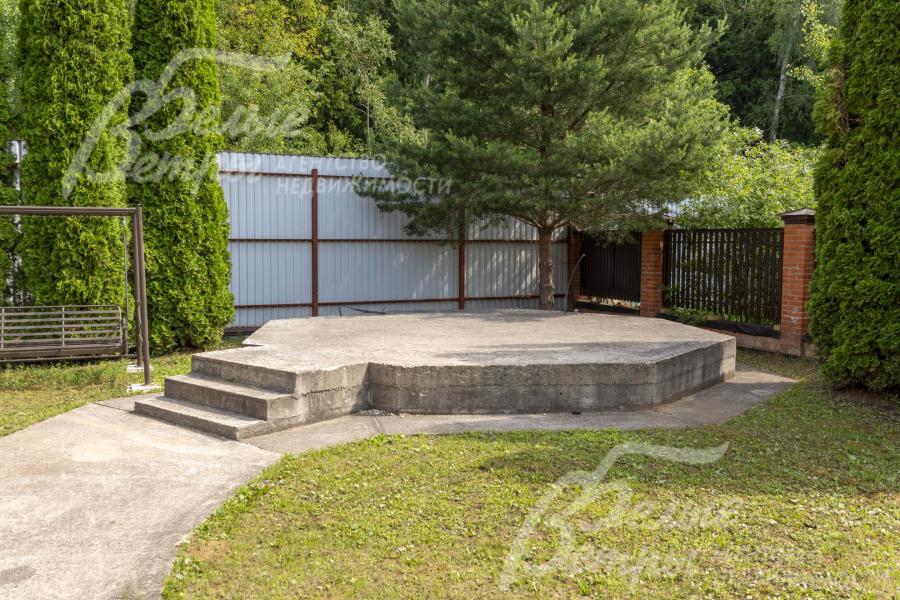 На участке выполнен фундамент под шестиугольную беседку (диметр 6 м)