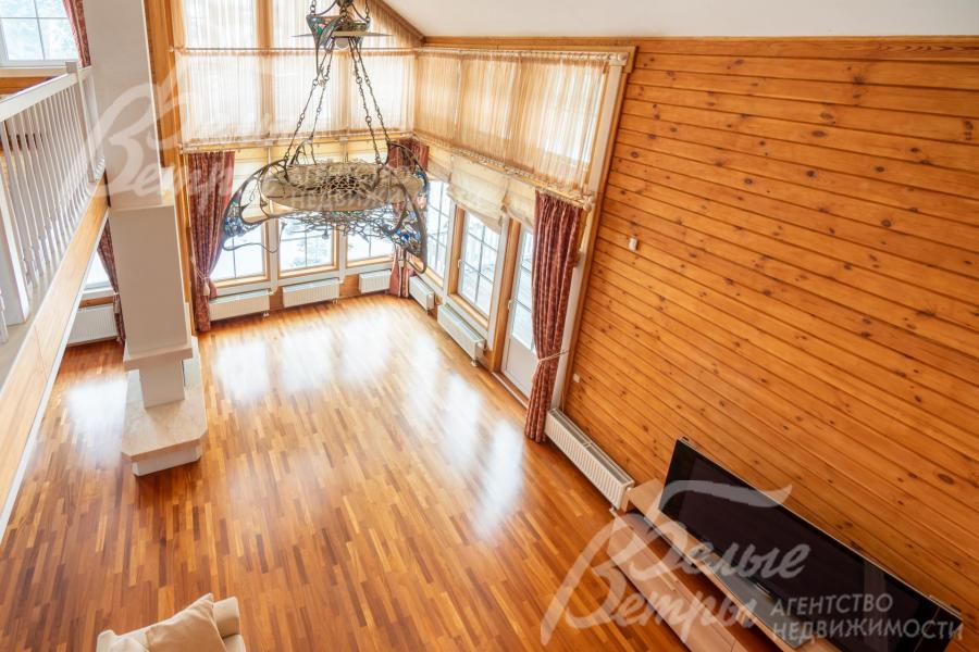 Вид со второго этажа основного дома на гостиную