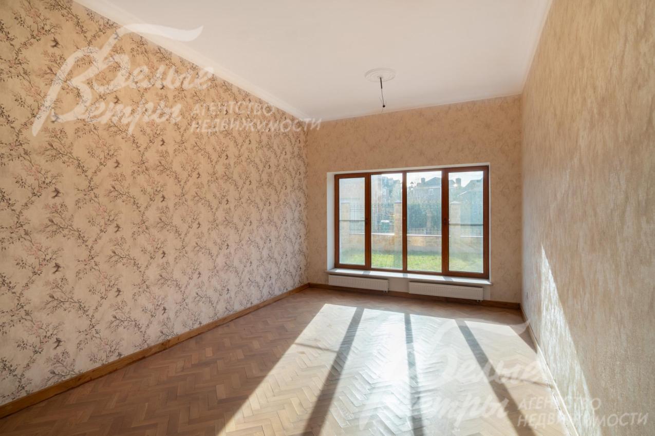 Потолки окрашены, установлены радиаторы и мраморные подоконники