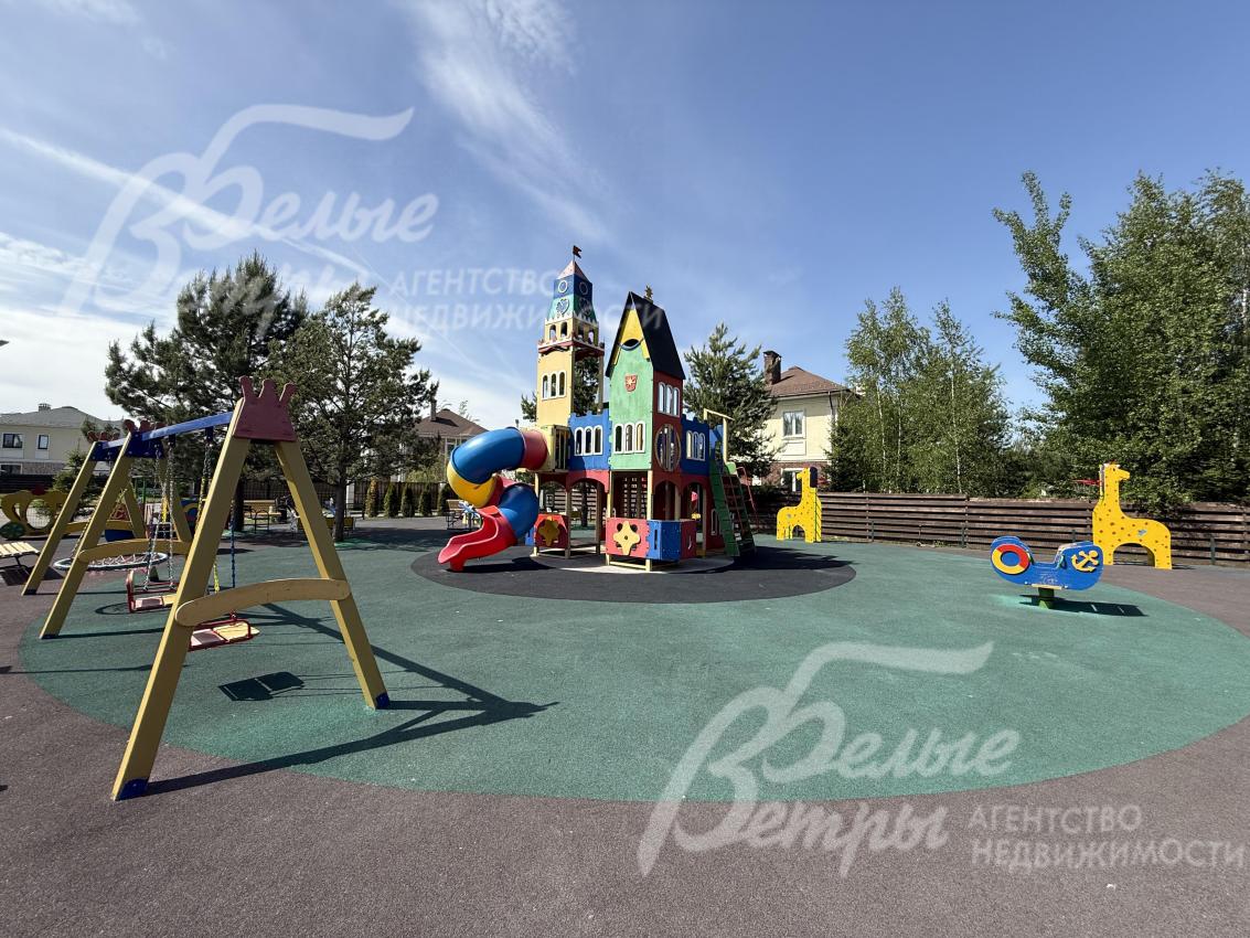 Площадка детского парка с качелями и игровым городком