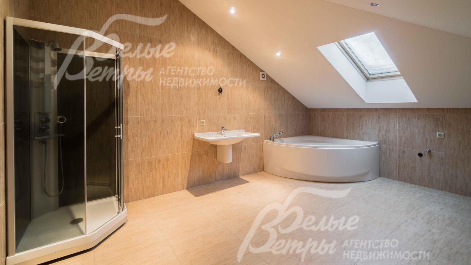 Санузел с душевой и джакузи на мансарде