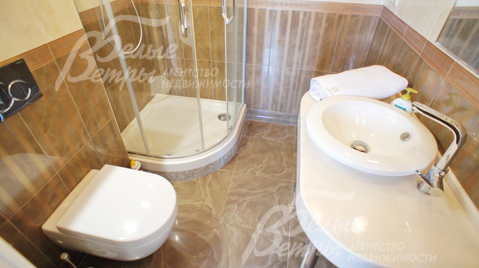 С/узел в гостевой спальне с душевой.