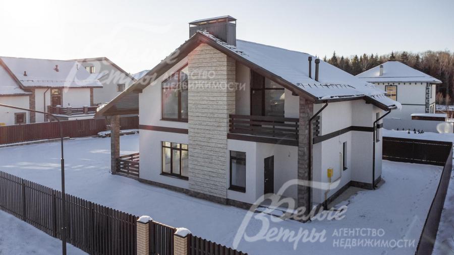 Дом облицован штукатуркой Короед, декоративные колонны выложены дагестанским камнем