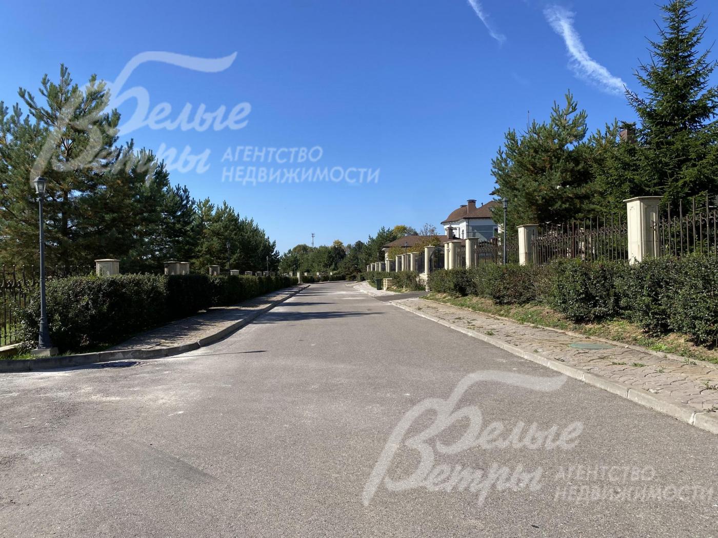 Все дороги асфальтированы и освещены