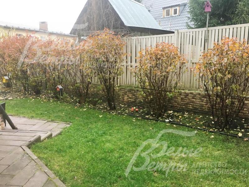 Участок огорожен забором