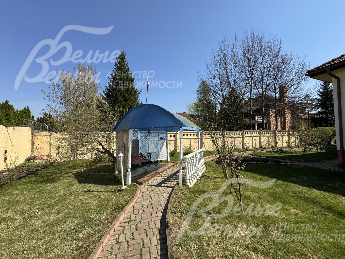 Участок со всех сторон ограждён забором