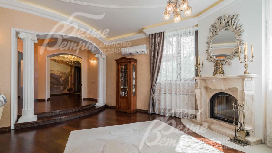 Гостиная 41 кв.м с камином из итальянского мрамора