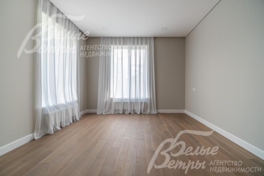 Одна из жилых комнат на втором этаже, на полу - инженерная доска (краснодарский дуб)