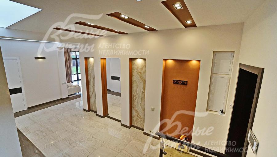 Потолки отделаны ГКС со встроенными светильниками 