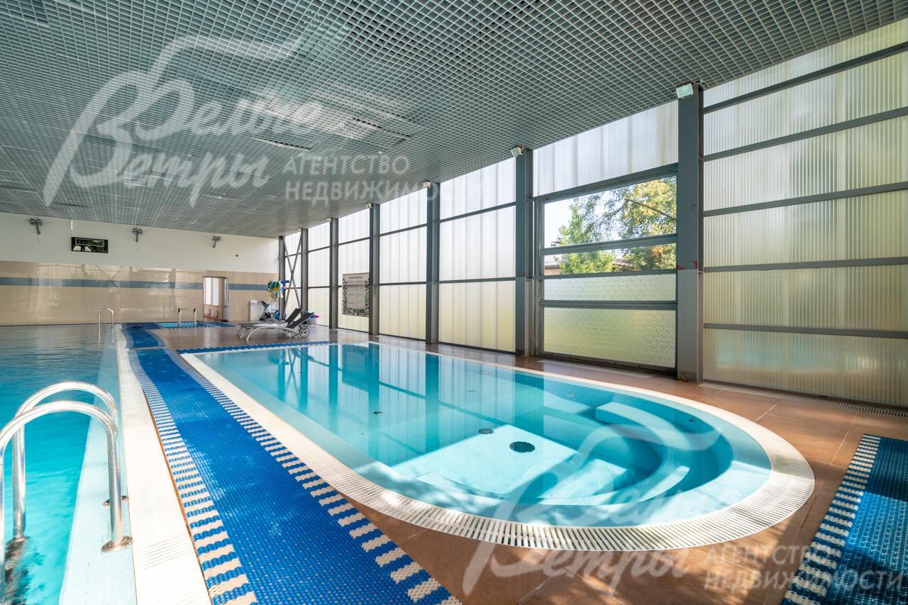 Бассейн с римским входом