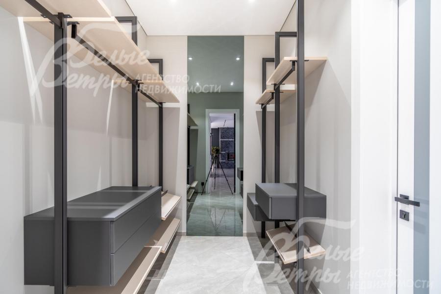 В гардеробных установлены удобные системы хранения