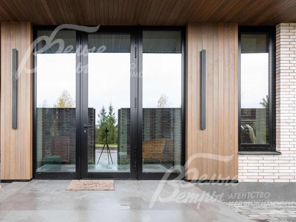 Панорамная входная группа с остеклённой дверью высотой 3 м