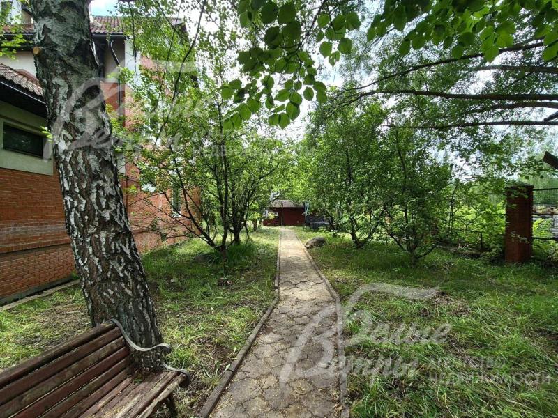 Дорожки выложены плиткой.