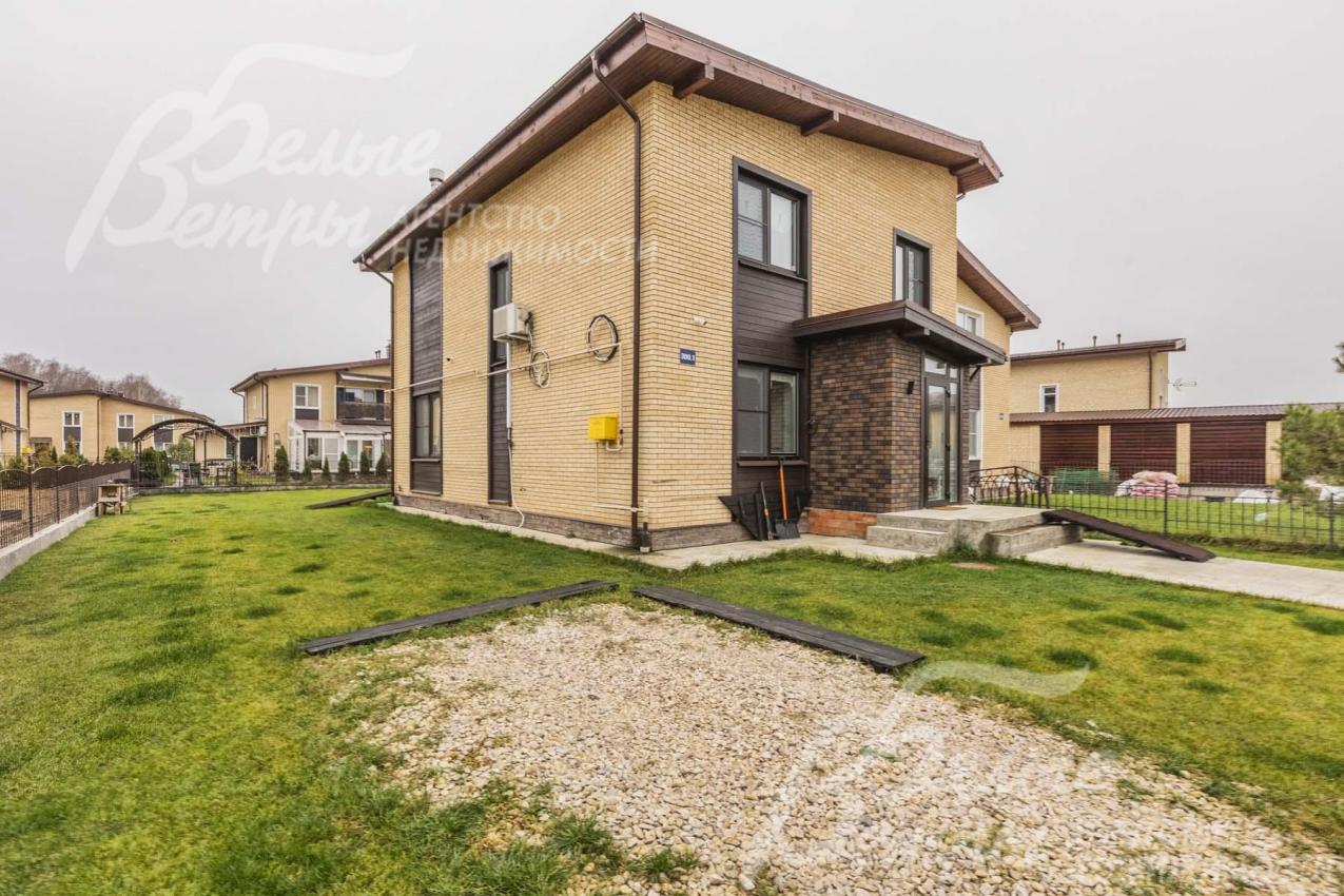 На участке ровный газон