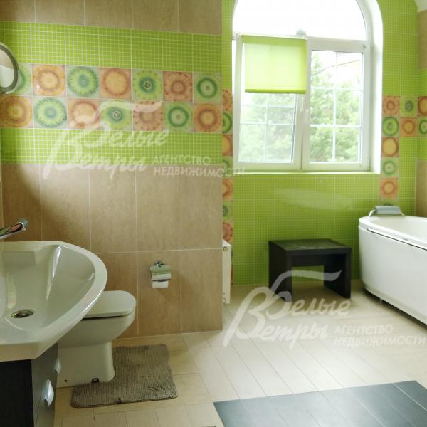 Санузел с ванной в мастер-спальне