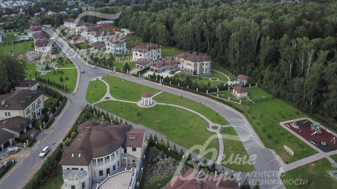 Широкие асфальтированные дороги в поселке Идиллия