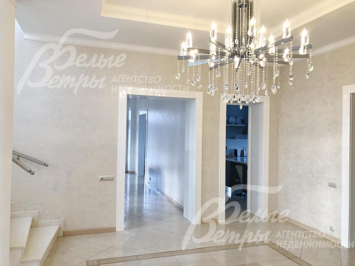 На полах холлов и общих помещений дорогая мраморная плитка