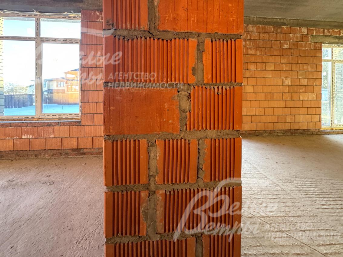 Перегородки в доме возведены из кирпича, установлены ламинированные окна 