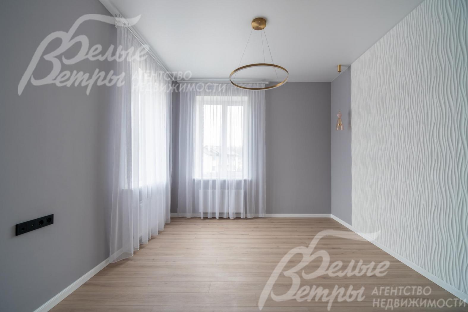 В доме установлены светильники актуальных дизайнерских форм и стеновые панели 3D