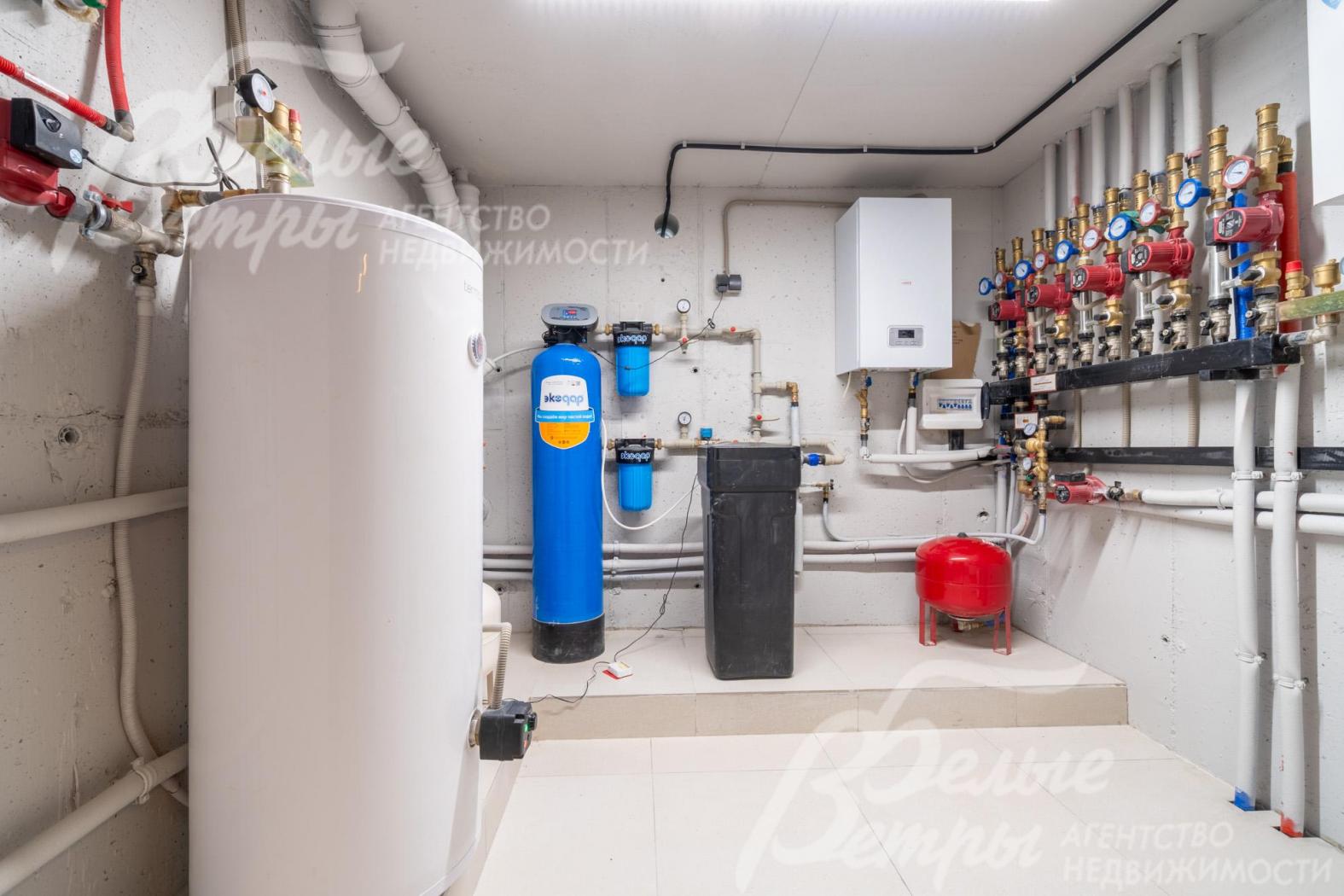 В доме - премиальная инженерия. В котельной: электрический котёл на 24 кВт и два электрических котла по 12 кВт, бойлер косвенного нагрева на 200 л, система водоподготовки с умягчением