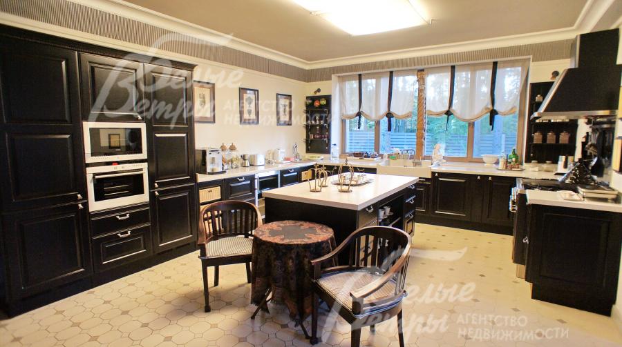 Кухонный гарнитур "Berloni" (пр-ва Италия). Фасады массив вишни