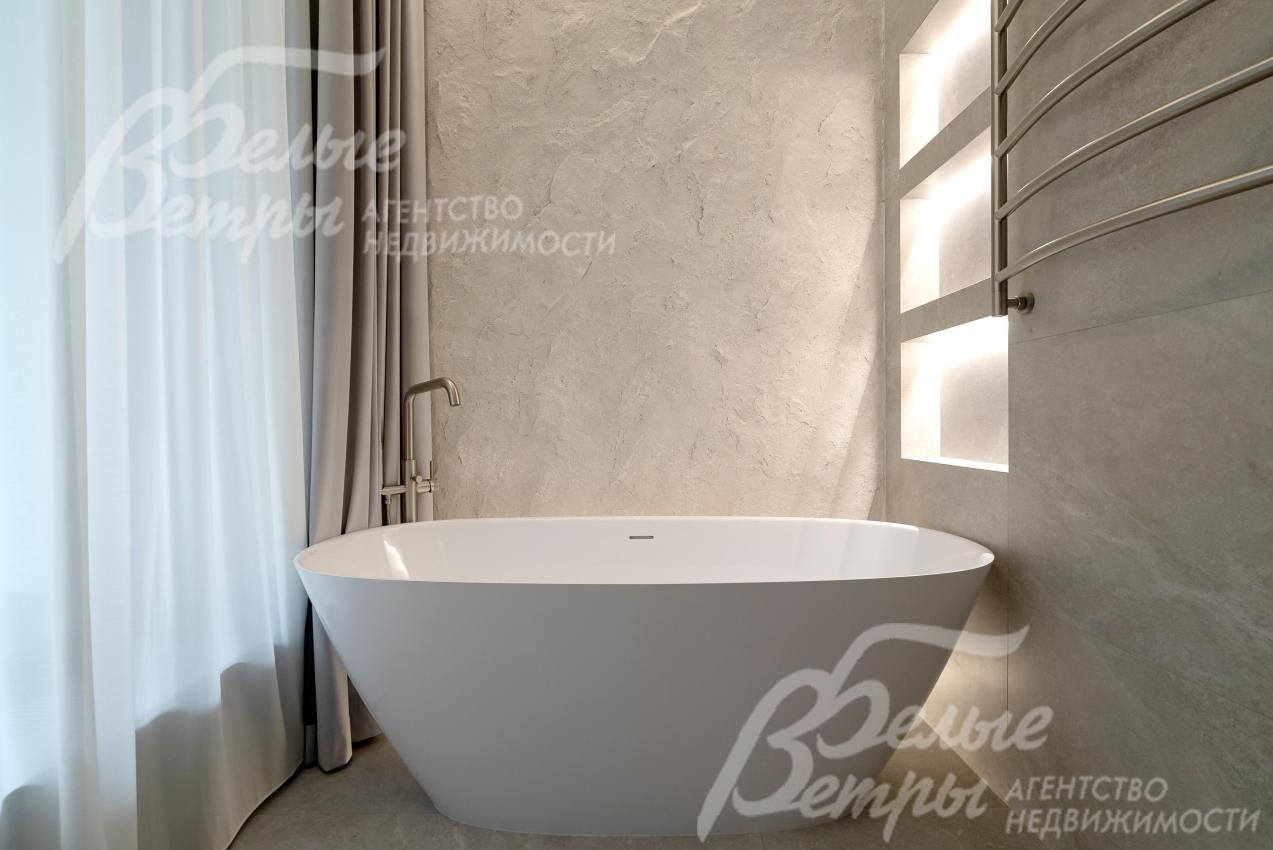 В санузле при мастер-спальне установлена отдельностоящая ванна у окна (также есть душевая)