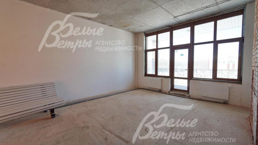 Гостиная с камином и выходом на веранду крытую